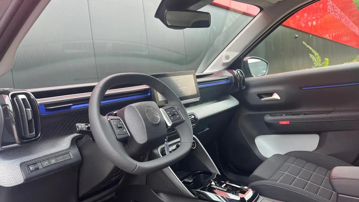Plus | Cruise Control | Elektrische Ramen Voor | Parkeersensoren Achter | Apple Carplay / Android Auto | Lane Assist | 'Happy tags' | 10,25" kleuren touchscreen, incl. FM/AM/Digitale Radio D