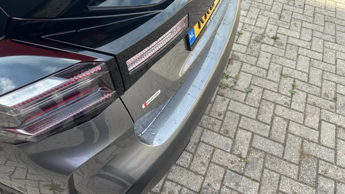 Collection | Achteruitrijcamera met Top Rear Vision (180° weergave van ruimte achter de auto) | Automatische airconditioning met actief carbonfilter | Elektrisch verstel- en verwarmbare bui
