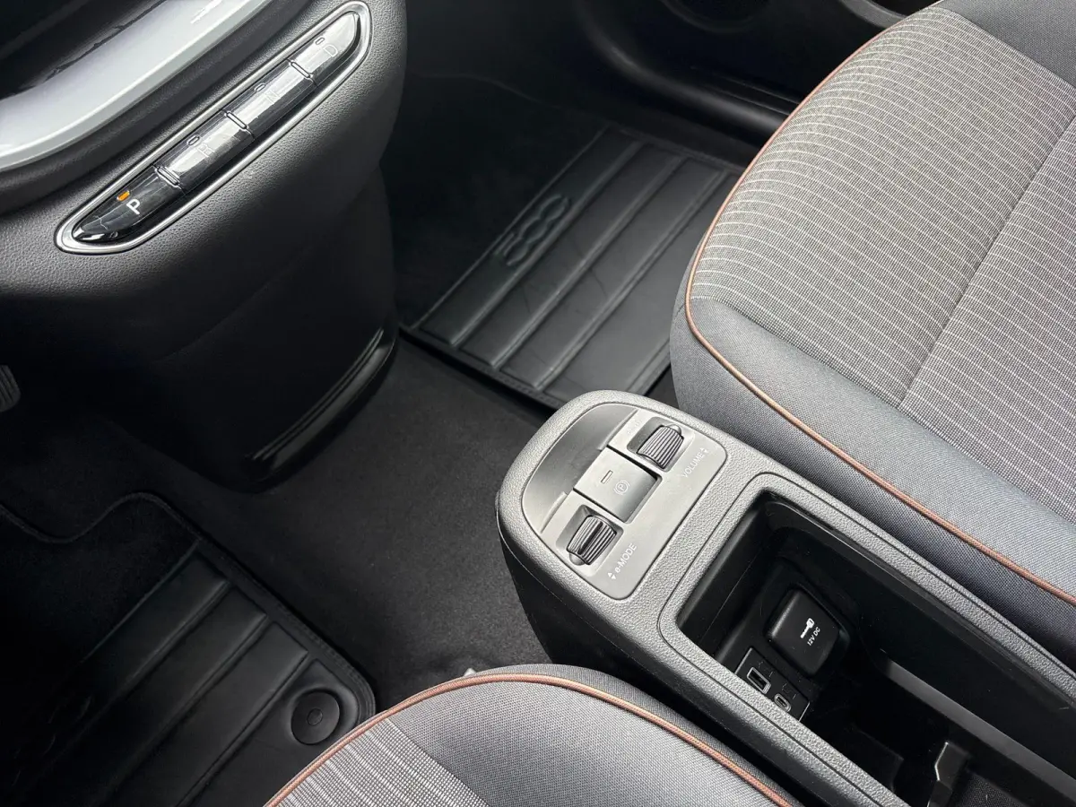 Icon 42 kWh | Navigatie | Stoelverwarming | Parkeersensoren Voor + achter | Camera | Apple carplay/Andoird Auto |
