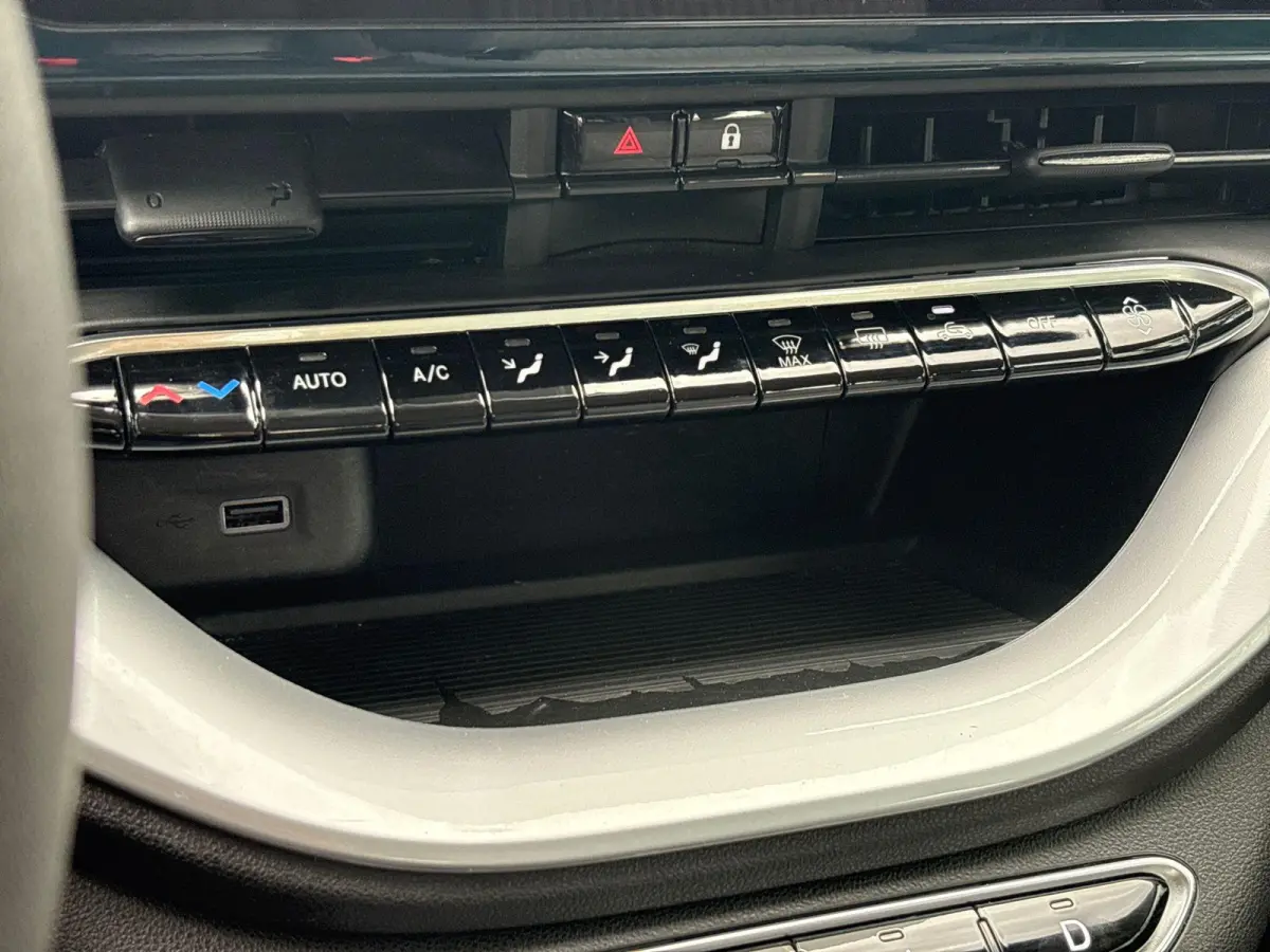 Icon 42 kWh | Navigatie | Stoelverwarming | Parkeersensoren Voor + achter | Camera | Apple carplay/Andoird Auto |