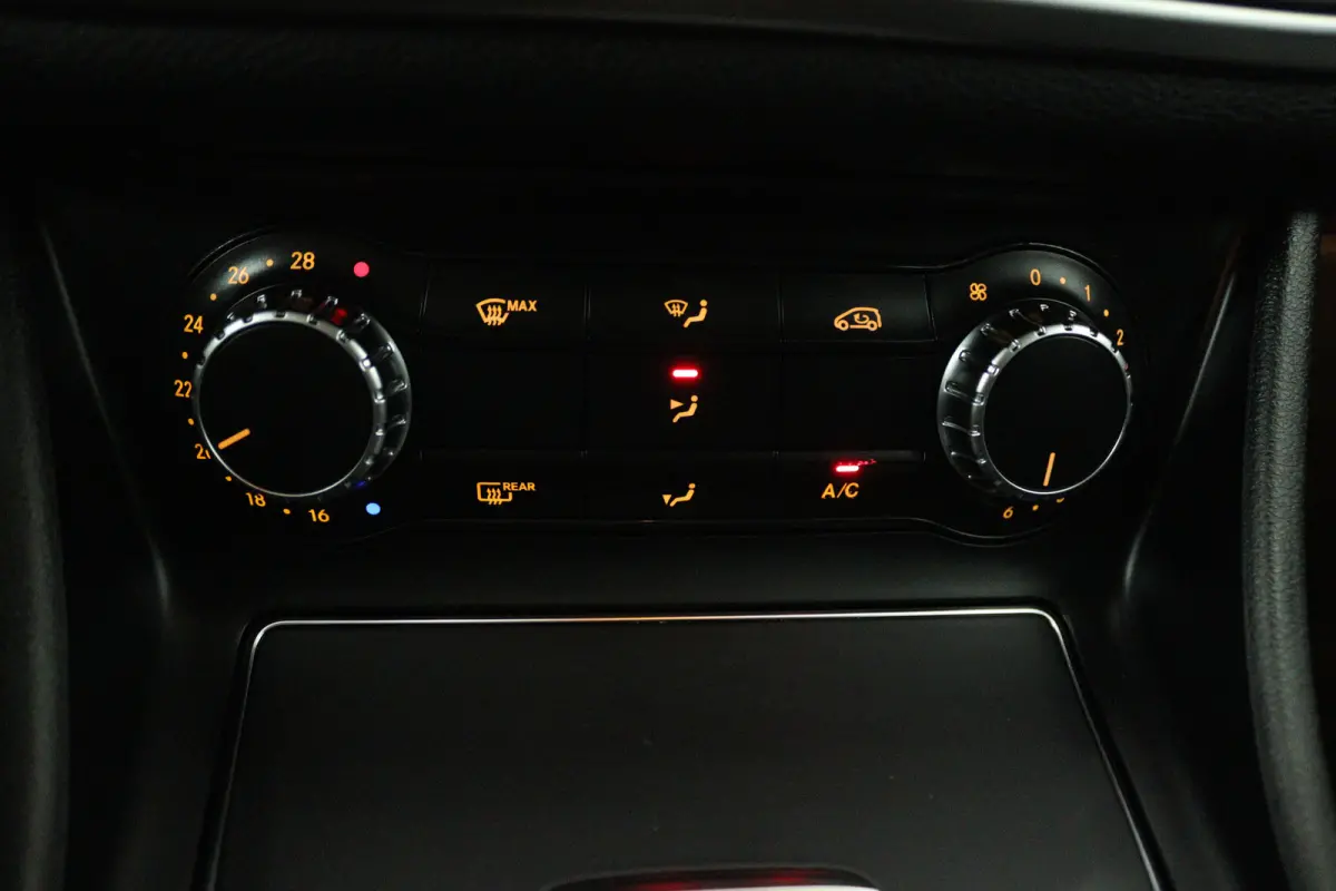 180 Sport Edition (STOELVERWARMING, NAVIGATIE, LED, SPORTSTOELEN, GOED ONDERHOUDEN)