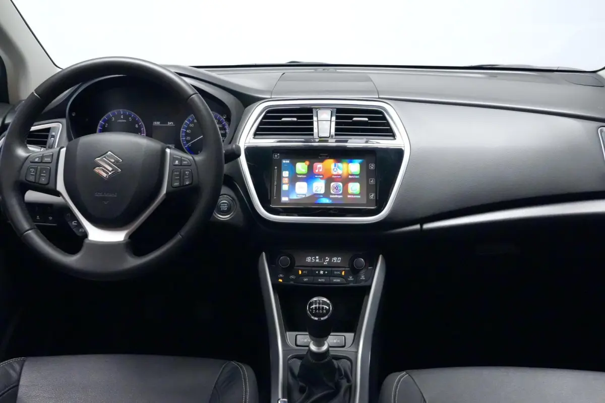 SX4 1.4 Boosterjet Style 140 PK | Pano-dak | CarPlay | Acc | Leder | Stoelverwarming | Camera | Trekhaak | Pdc | Keyless | Led |