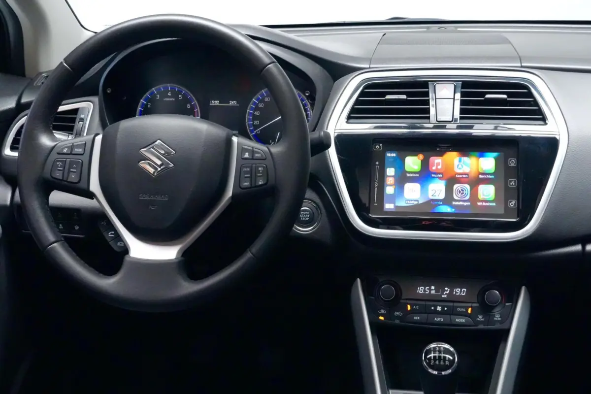 SX4 1.4 Boosterjet Style 140 PK | Pano-dak | CarPlay | Acc | Leder | Stoelverwarming | Camera | Trekhaak | Pdc | Keyless | Led |