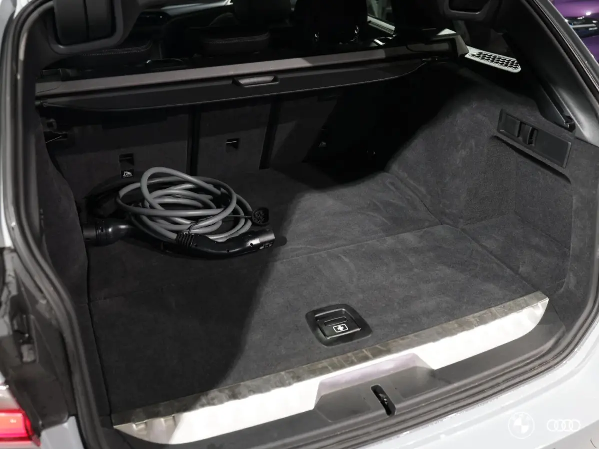 330E xDrive M SPORT 22KW / EL. STOELEN / ACC / HEAD-UP / 360 CAMERA / LEDER / DODEHOEK / 18"