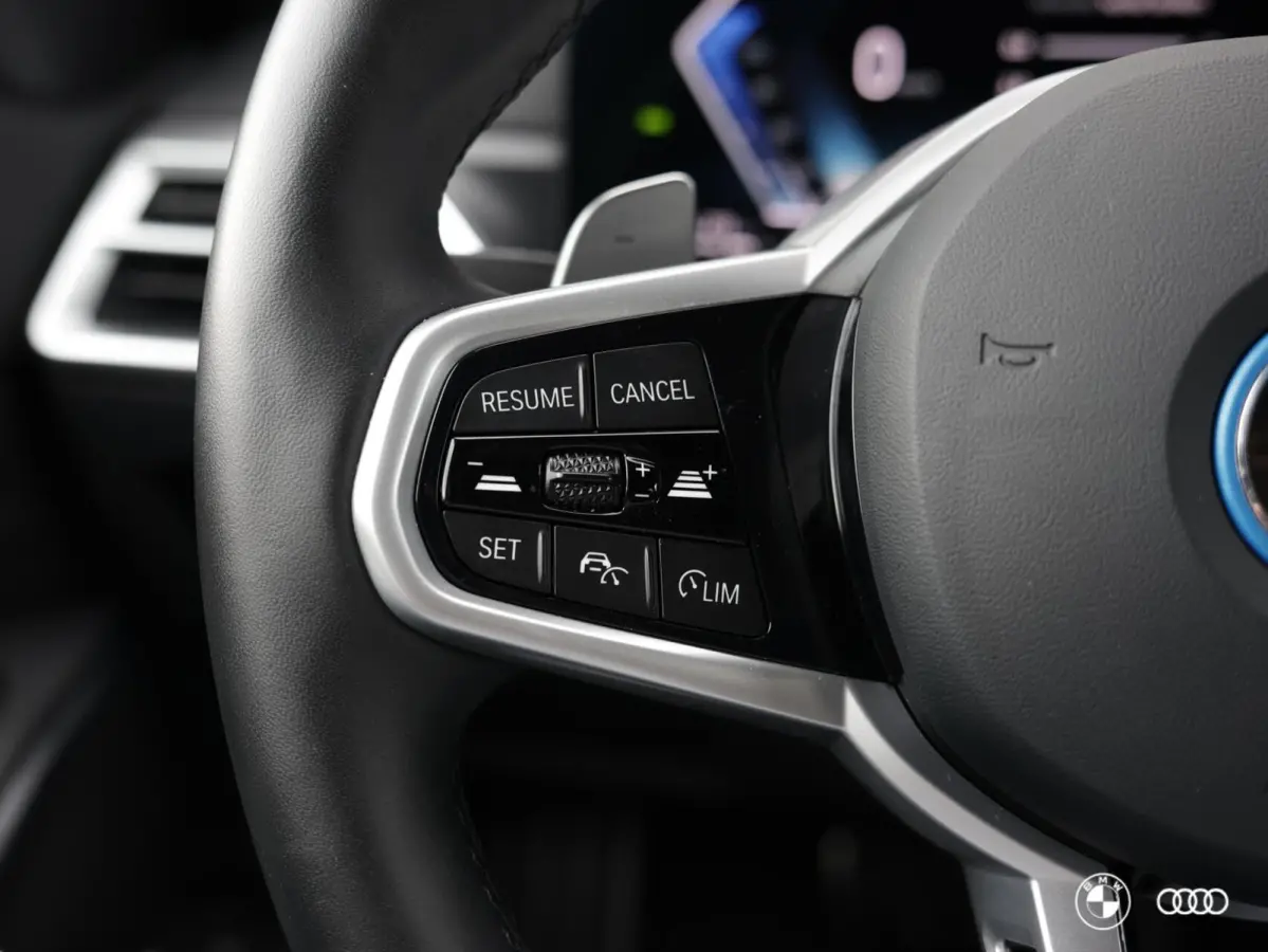 330E xDrive M SPORT 22KW / EL. STOELEN / ACC / HEAD-UP / 360 CAMERA / LEDER / DODEHOEK / 18"
