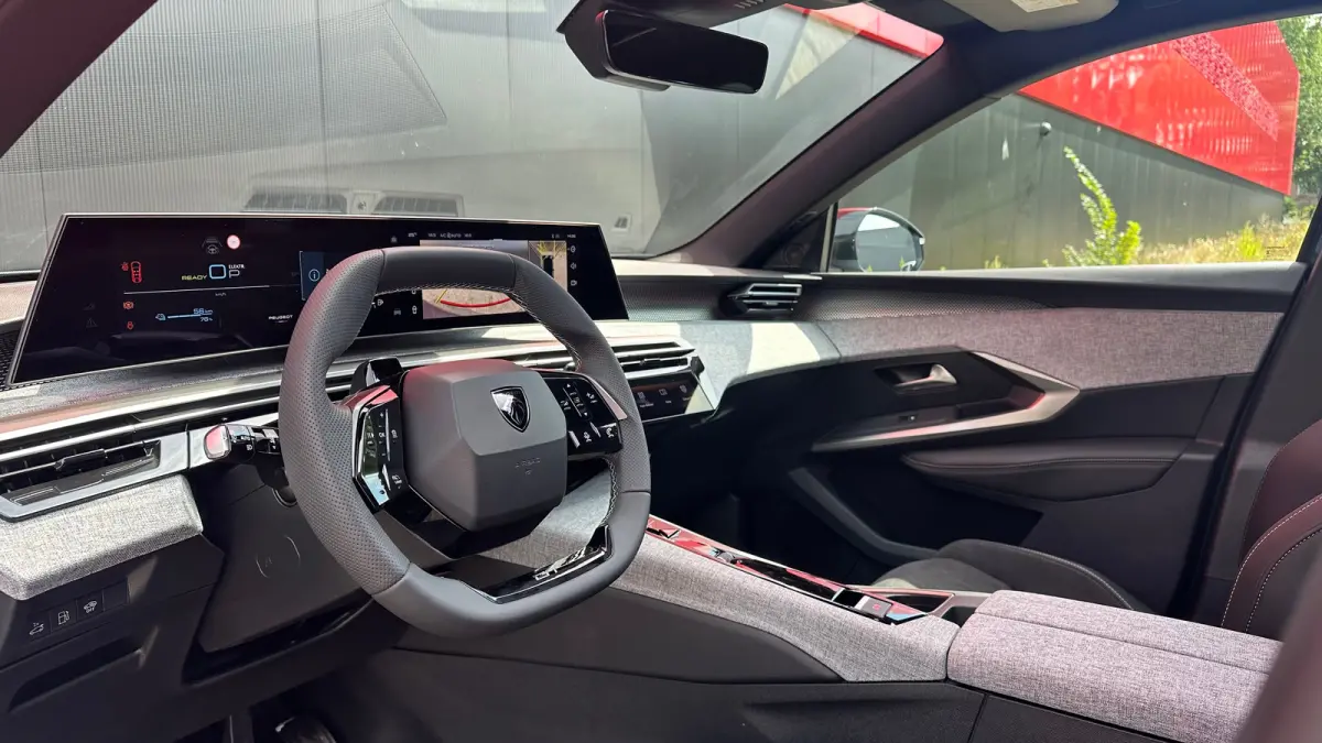 GT | Panoramadak | Stoelmassage Voor | Stoelverwarming Voor en Achter | 360° Camera | Apple Carplay / Android Auto | Draadloze Telefoonlader| Elektrische Achterklep | Adaptive Cruise Contro