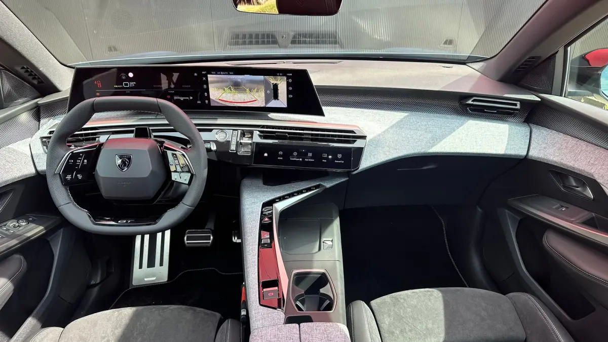 GT | Panoramadak | Stoelmassage Voor | Stoelverwarming Voor en Achter | 360° Camera | Apple Carplay / Android Auto | Draadloze Telefoonlader| Elektrische Achterklep | Adaptive Cruise Contro