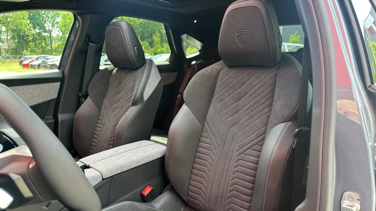 GT | Panoramadak | Stoelmassage Voor | Stoelverwarming Voor en Achter | 360° Camera | Apple Carplay / Android Auto | Draadloze Telefoonlader| Elektrische Achterklep | Adaptive Cruise Contro