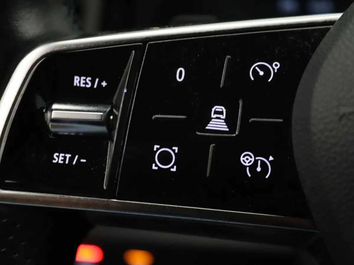 200pk E-Tech full hybrid iconic Apple Carplay/Android Auto | Climate