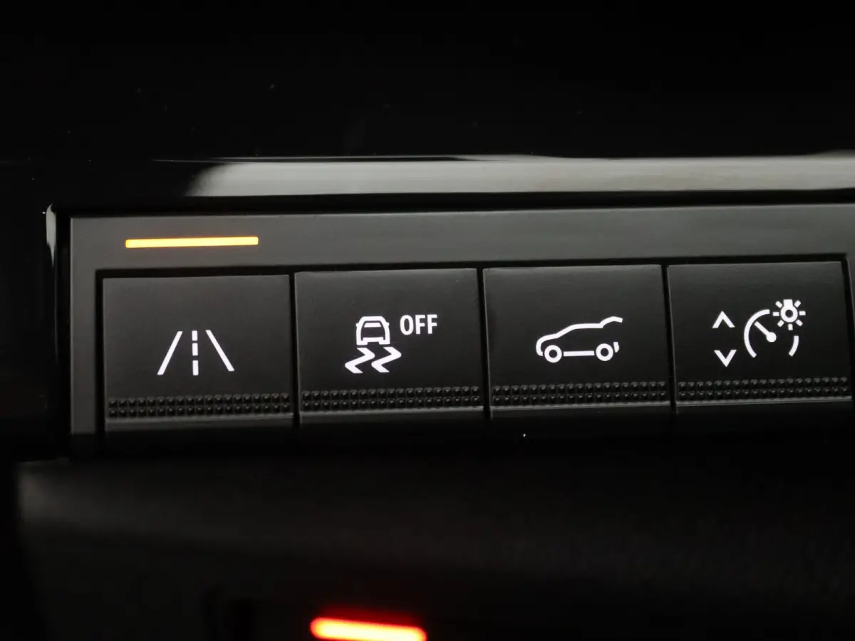 200pk E-Tech full hybrid iconic Apple Carplay/Android Auto | Climate