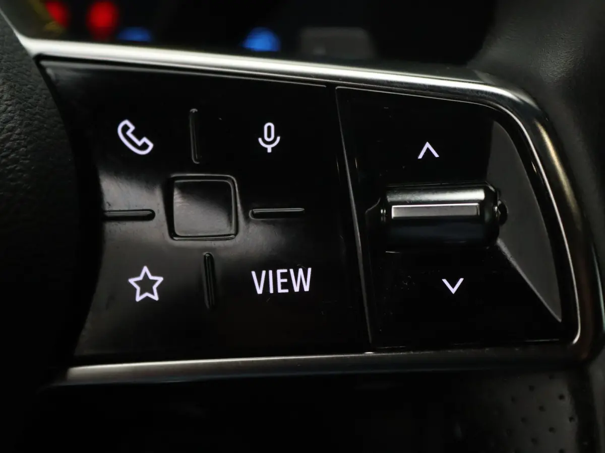 200pk E-Tech full hybrid iconic Apple Carplay/Android Auto | Climate