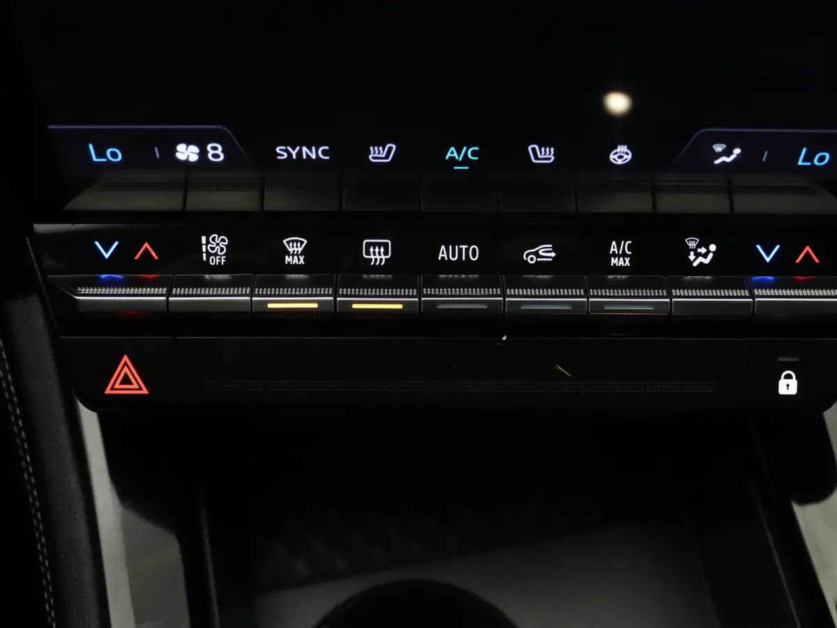 200pk E-Tech full hybrid iconic Apple Carplay/Android Auto | Climate