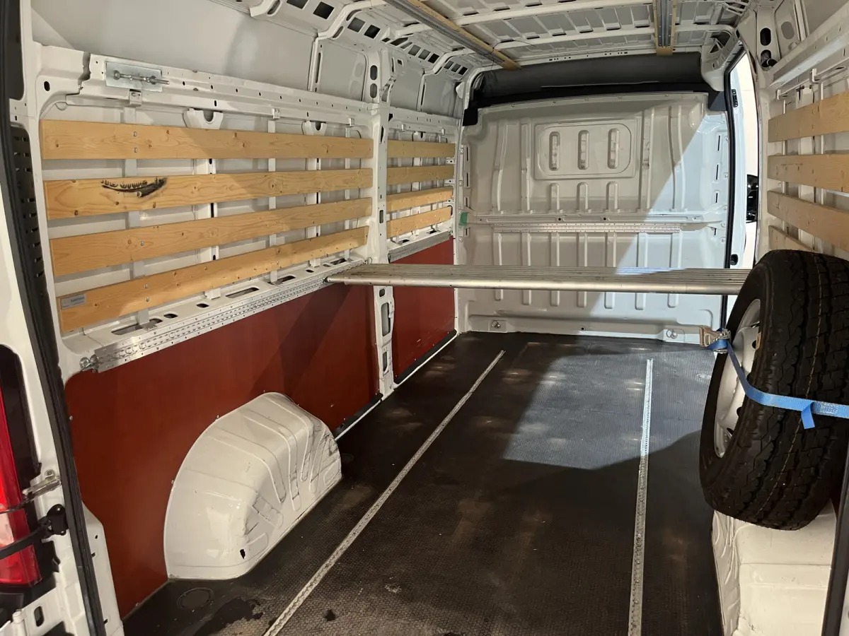 335 2.2 BlueHDi 140 PK L3H2 Premium / Dhollandia Laadklep / Euro 6 / Airco / Camera / Cruise Control / Navigatie / 3-Zits / 40.000 KM !!