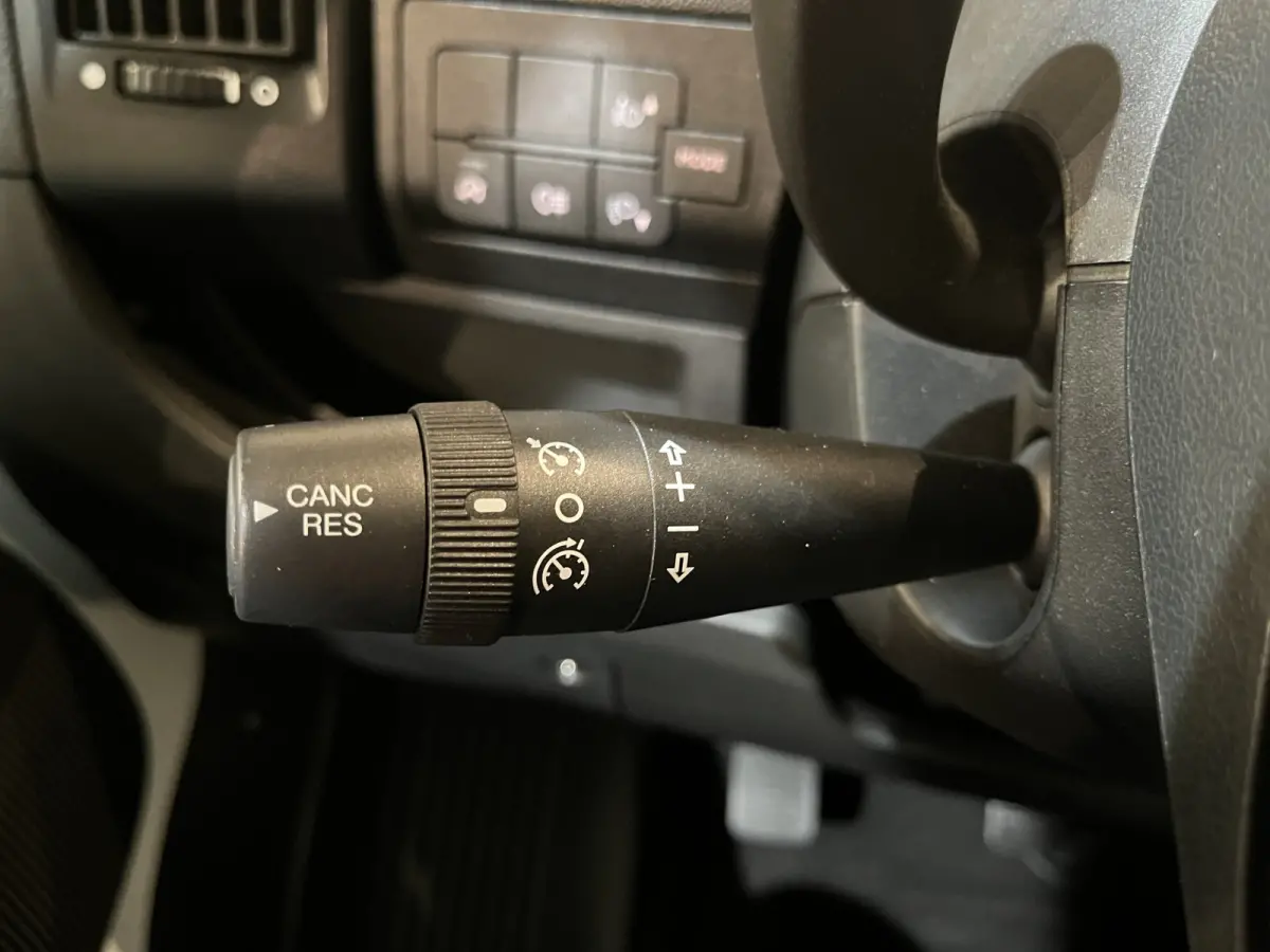 335 2.2 BlueHDi 140 PK L3H2 Premium / Dhollandia Laadklep / Euro 6 / Airco / Camera / Cruise Control / Navigatie / 3-Zits / 40.000 KM !!