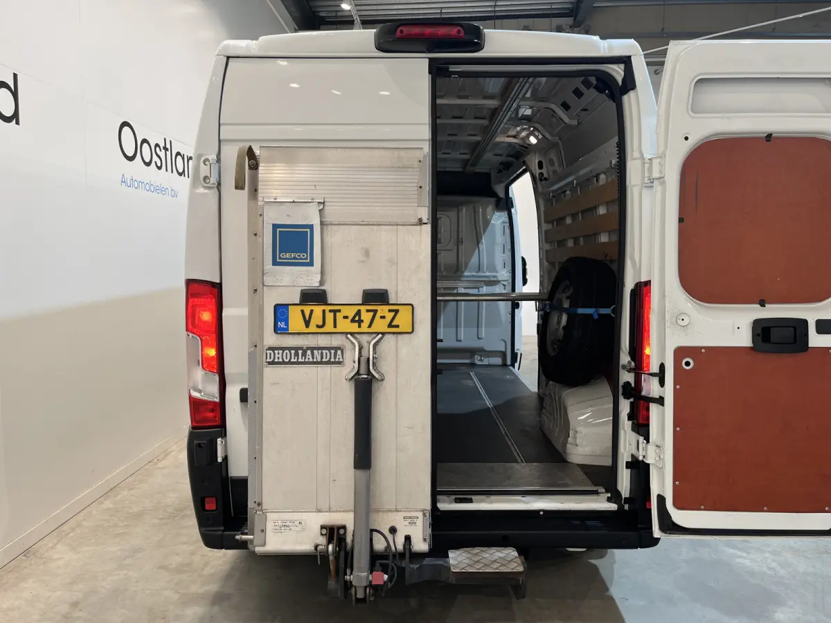 335 2.2 BlueHDi 140 PK L3H2 Premium / Dhollandia Laadklep / Euro 6 / Airco / Camera / Cruise Control / Navigatie / 3-Zits / 40.000 KM !!