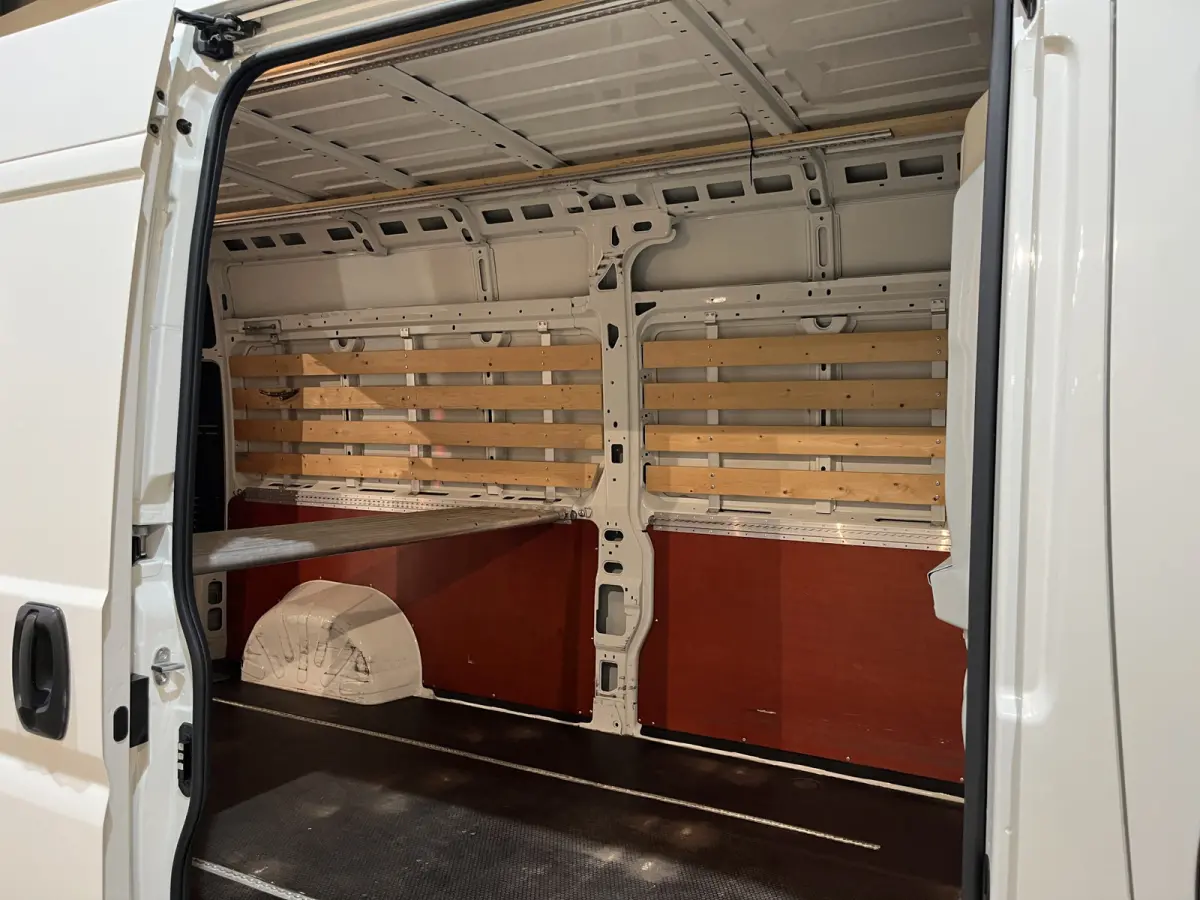 335 2.2 BlueHDi 140 PK L3H2 Premium / Dhollandia Laadklep / Euro 6 / Airco / Camera / Cruise Control / Navigatie / 3-Zits / 40.000 KM !!