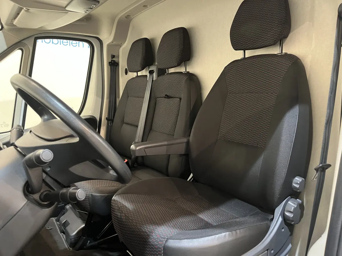 335 2.2 BlueHDi 140 PK L3H2 Premium / Dhollandia Laadklep / Euro 6 / Airco / Camera / Cruise Control / Navigatie / 3-Zits / 40.000 KM !!