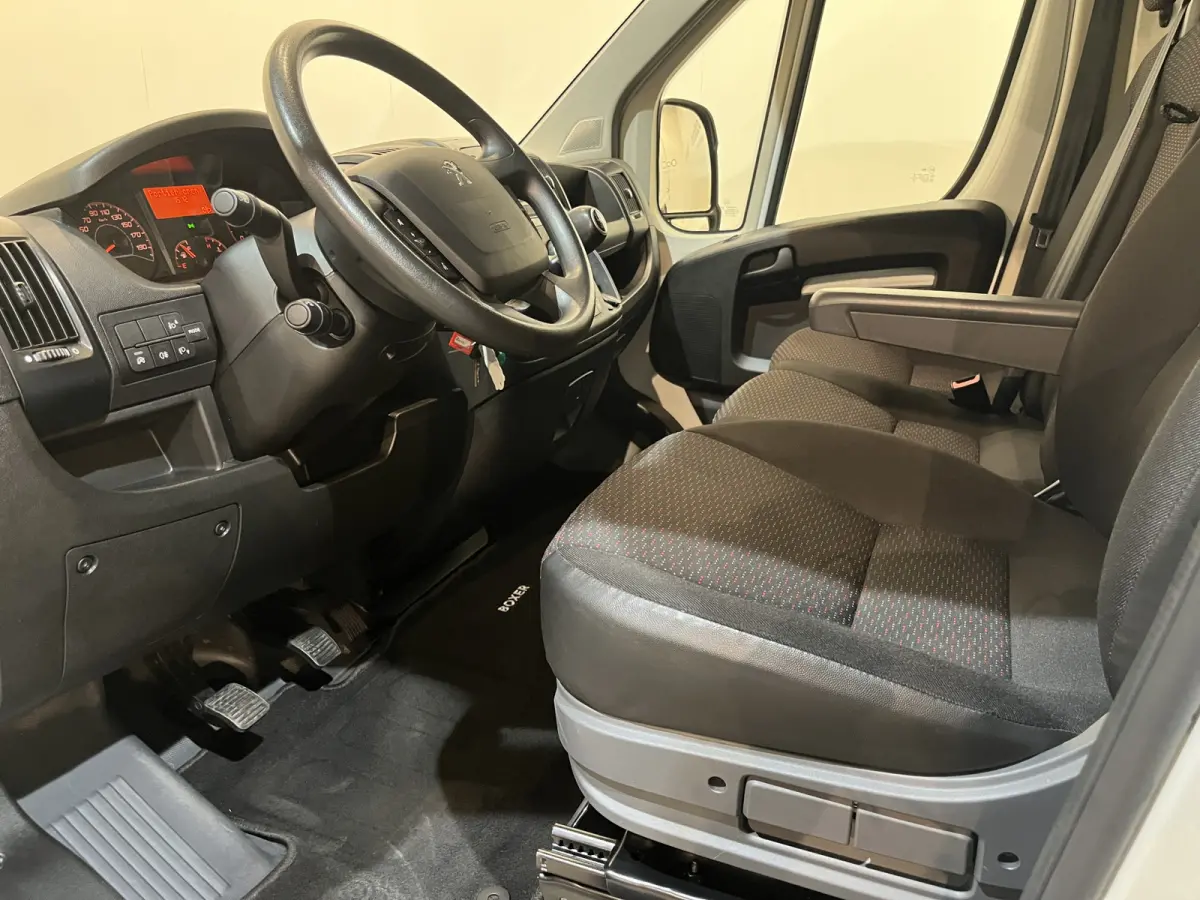 335 2.2 BlueHDi 140 PK L3H2 Premium / Dhollandia Laadklep / Euro 6 / Airco / Camera / Cruise Control / Navigatie / 3-Zits / 40.000 KM !!