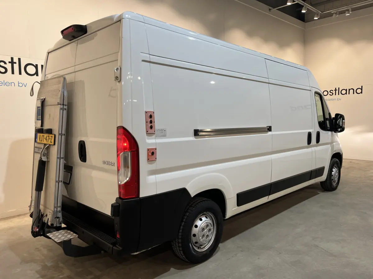 335 2.2 BlueHDi 140 PK L3H2 Premium / Dhollandia Laadklep / Euro 6 / Airco / Camera / Cruise Control / Navigatie / 3-Zits / 40.000 KM !!