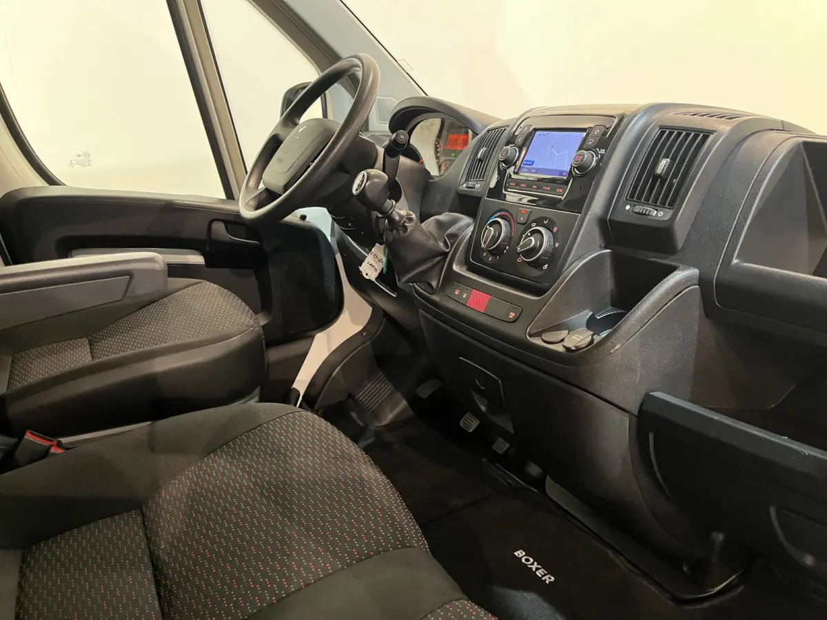 335 2.2 BlueHDi 140 PK L3H2 Premium / Dhollandia Laadklep / Euro 6 / Airco / Camera / Cruise Control / Navigatie / 3-Zits / 40.000 KM !!