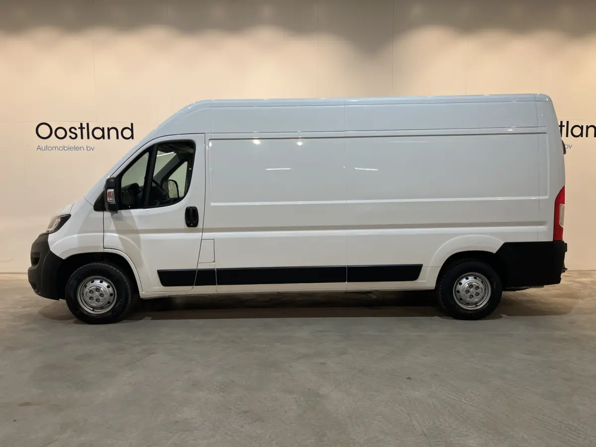 335 2.2 BlueHDi 140 PK L3H2 Premium / Dhollandia Laadklep / Euro 6 / Airco / Camera / Cruise Control / Navigatie / 3-Zits / 40.000 KM !!