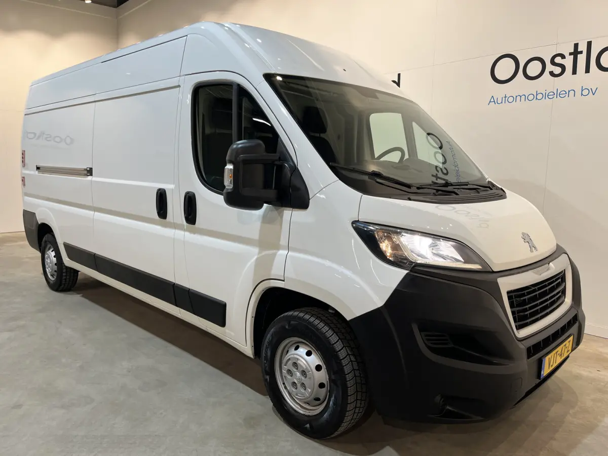 335 2.2 BlueHDi 140 PK L3H2 Premium / Dhollandia Laadklep / Euro 6 / Airco / Camera / Cruise Control / Navigatie / 3-Zits / 40.000 KM !!