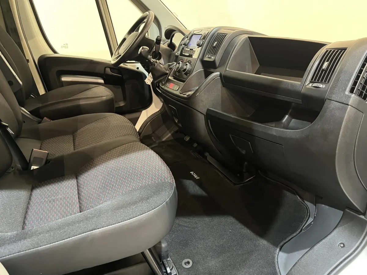 335 2.2 BlueHDi 140 PK L3H2 Premium / Dhollandia Laadklep / Euro 6 / Airco / Camera / Cruise Control / Navigatie / 3-Zits / 40.000 KM !!