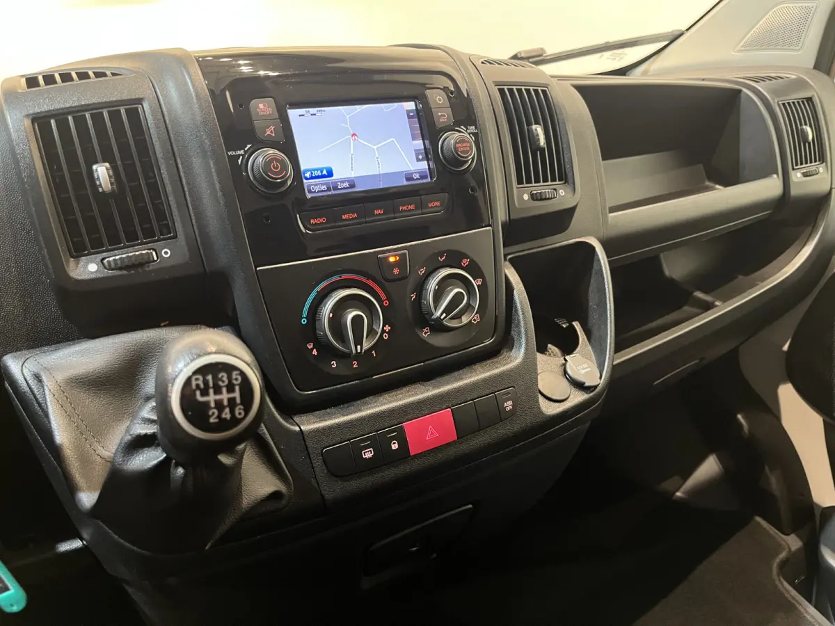 335 2.2 BlueHDi 140 PK L3H2 Premium / Dhollandia Laadklep / Euro 6 / Airco / Camera / Cruise Control / Navigatie / 3-Zits / 40.000 KM !!