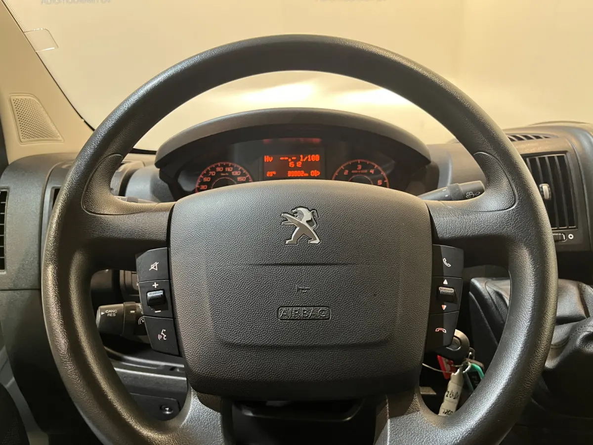 335 2.2 BlueHDi 140 PK L3H2 Premium / Dhollandia Laadklep / Euro 6 / Airco / Camera / Cruise Control / Navigatie / 3-Zits / 40.000 KM !!