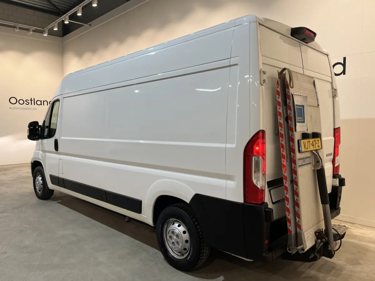 335 2.2 BlueHDi 140 PK L3H2 Premium / Dhollandia Laadklep / Euro 6 / Airco / Camera / Cruise Control / Navigatie / 3-Zits / 40.000 KM !!