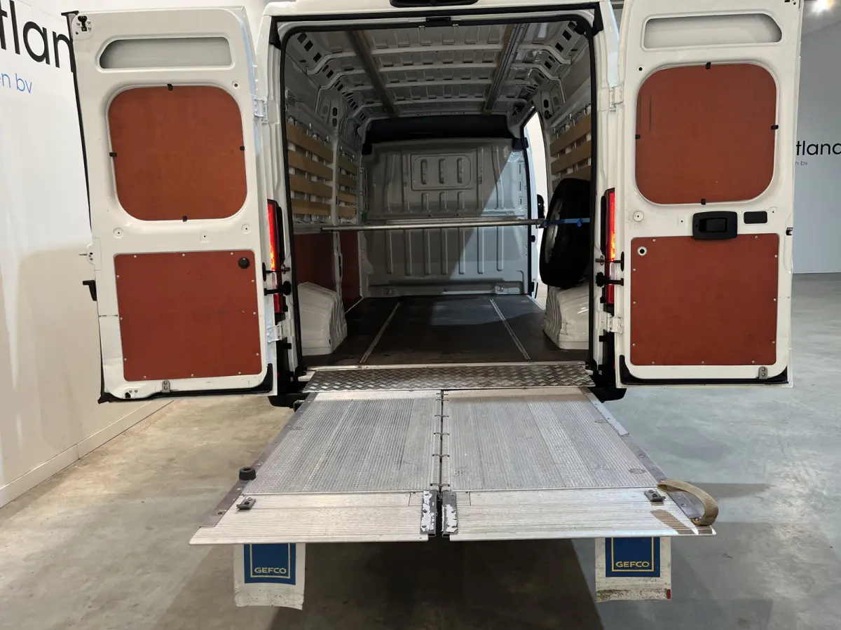 335 2.2 BlueHDi 140 PK L3H2 Premium / Dhollandia Laadklep / Euro 6 / Airco / Camera / Cruise Control / Navigatie / 3-Zits / 40.000 KM !!