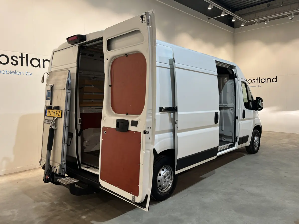335 2.2 BlueHDi 140 PK L3H2 Premium / Dhollandia Laadklep / Euro 6 / Airco / Camera / Cruise Control / Navigatie / 3-Zits / 40.000 KM !!