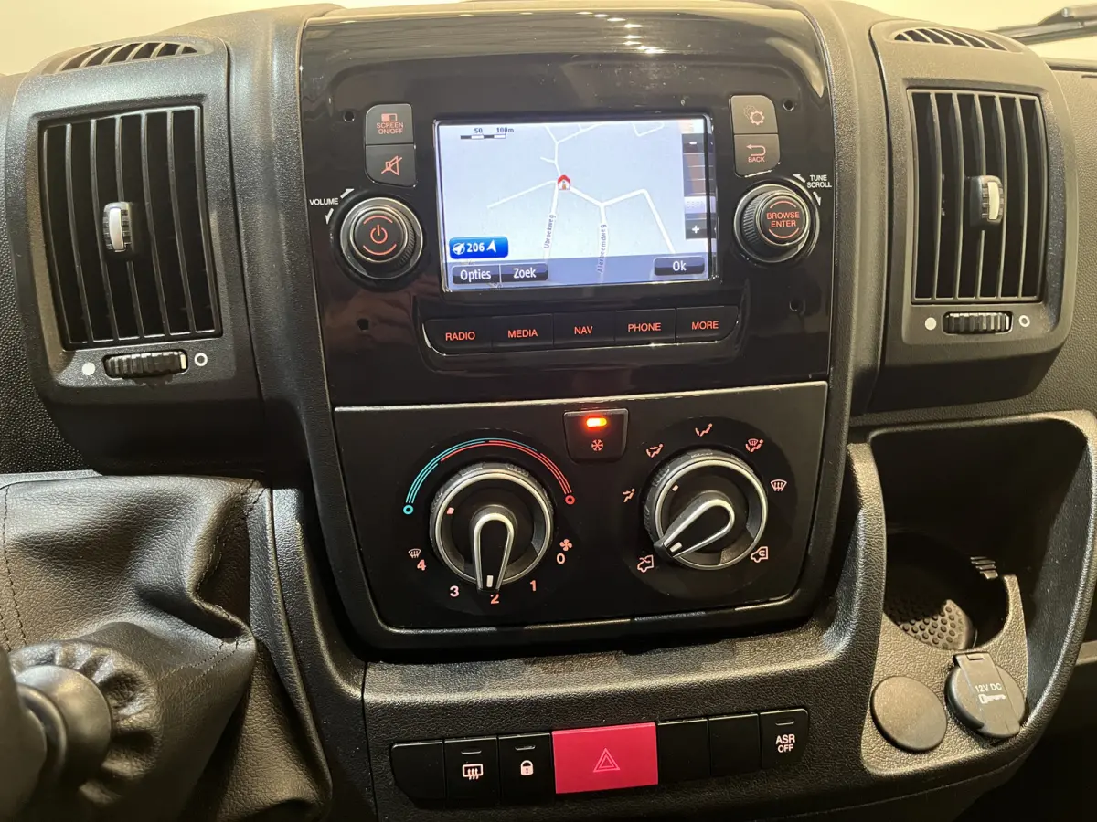 335 2.2 BlueHDi 140 PK L3H2 Premium / Dhollandia Laadklep / Euro 6 / Airco / Camera / Cruise Control / Navigatie / 3-Zits / 40.000 KM !!