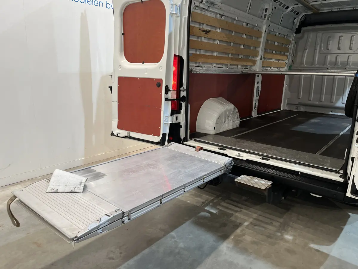 335 2.2 BlueHDi 140 PK L3H2 Premium / Dhollandia Laadklep / Euro 6 / Airco / Camera / Cruise Control / Navigatie / 3-Zits / 40.000 KM !!