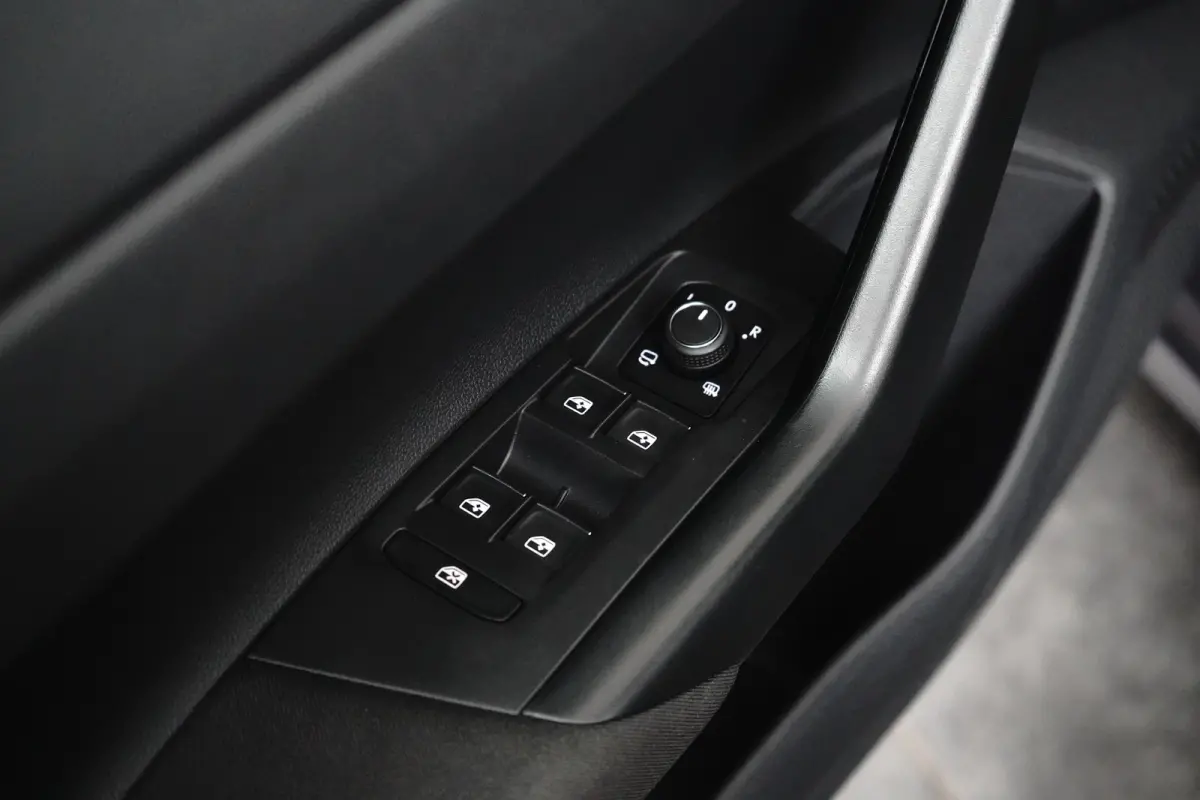 1.0 TSI Life Edition l Matrix LED l Dodehoek Assistent l Elektr. Inklap. Spiegels l Parkeersensoren l Groot Digital Dash l