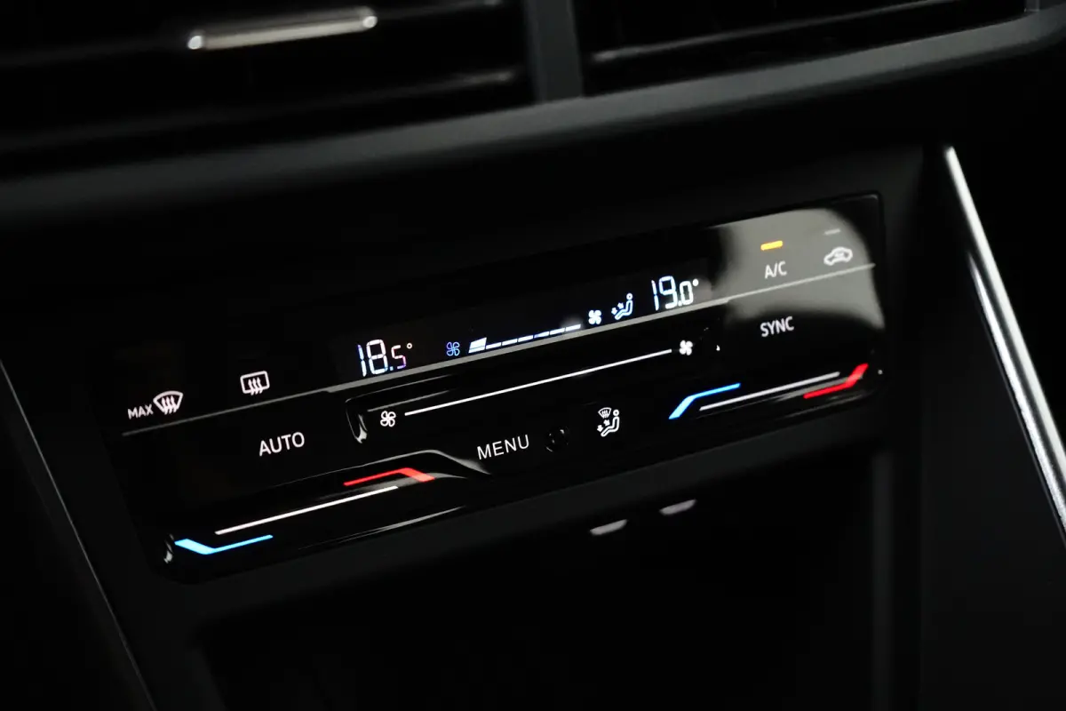 1.0 TSI Life Edition l Matrix LED l Dodehoek Assistent l Elektr. Inklap. Spiegels l Parkeersensoren l Groot Digital Dash l