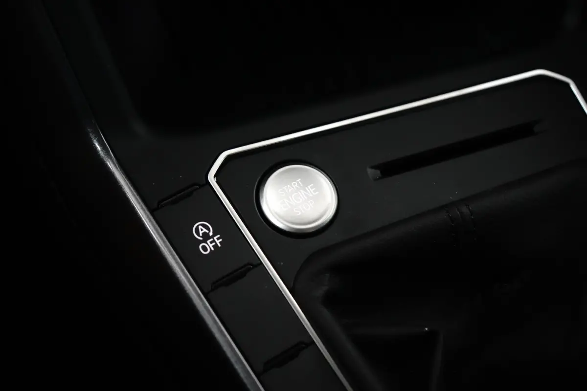 1.0 TSI Life Edition l Matrix LED l Dodehoek Assistent l Elektr. Inklap. Spiegels l Parkeersensoren l Groot Digital Dash l