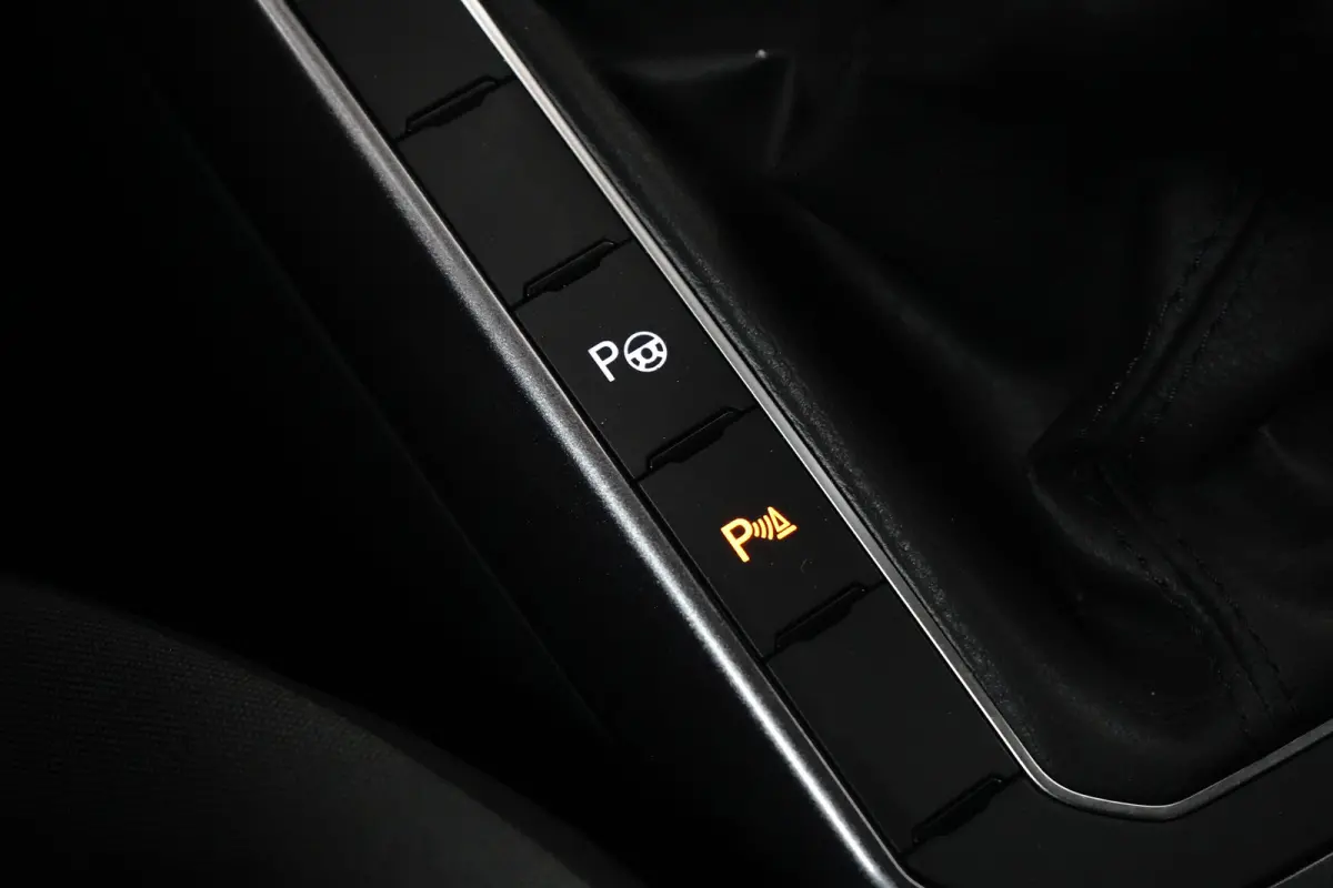 1.0 TSI Life Edition l Matrix LED l Dodehoek Assistent l Elektr. Inklap. Spiegels l Parkeersensoren l Groot Digital Dash l