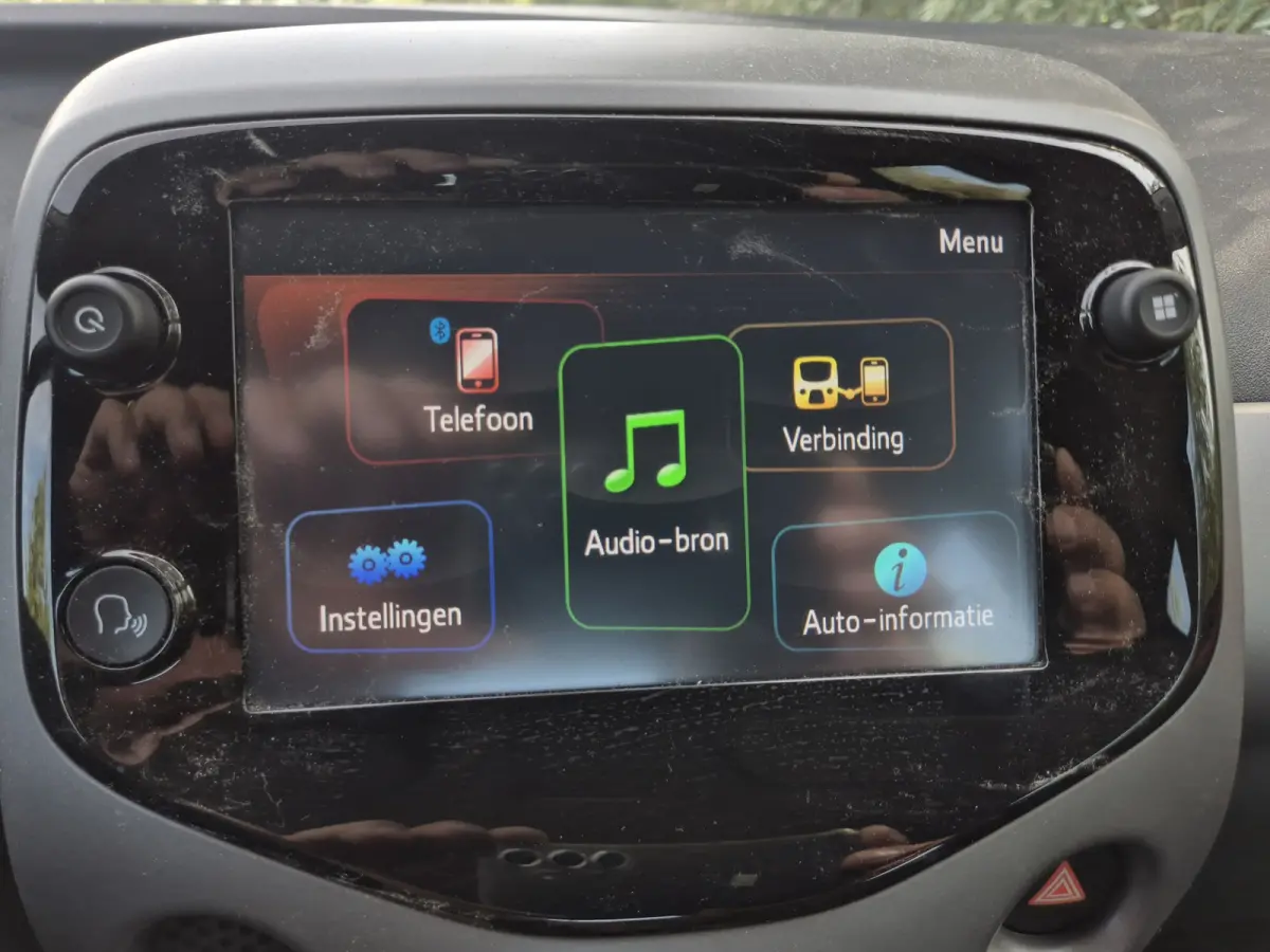 1.0 VVT-i x-play Achteruitrij camera.