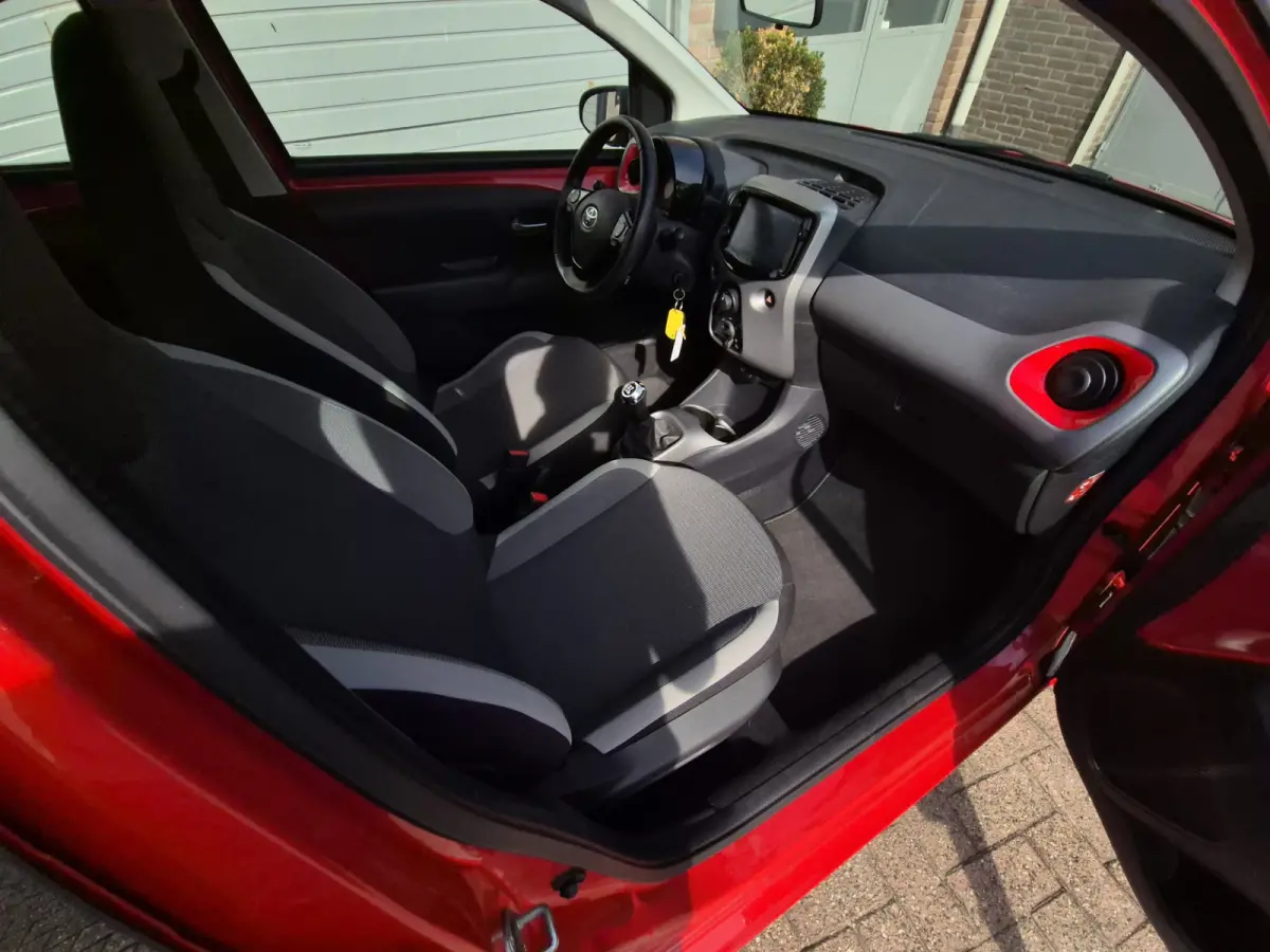 1.0 VVT-i x-play Achteruitrij camera.