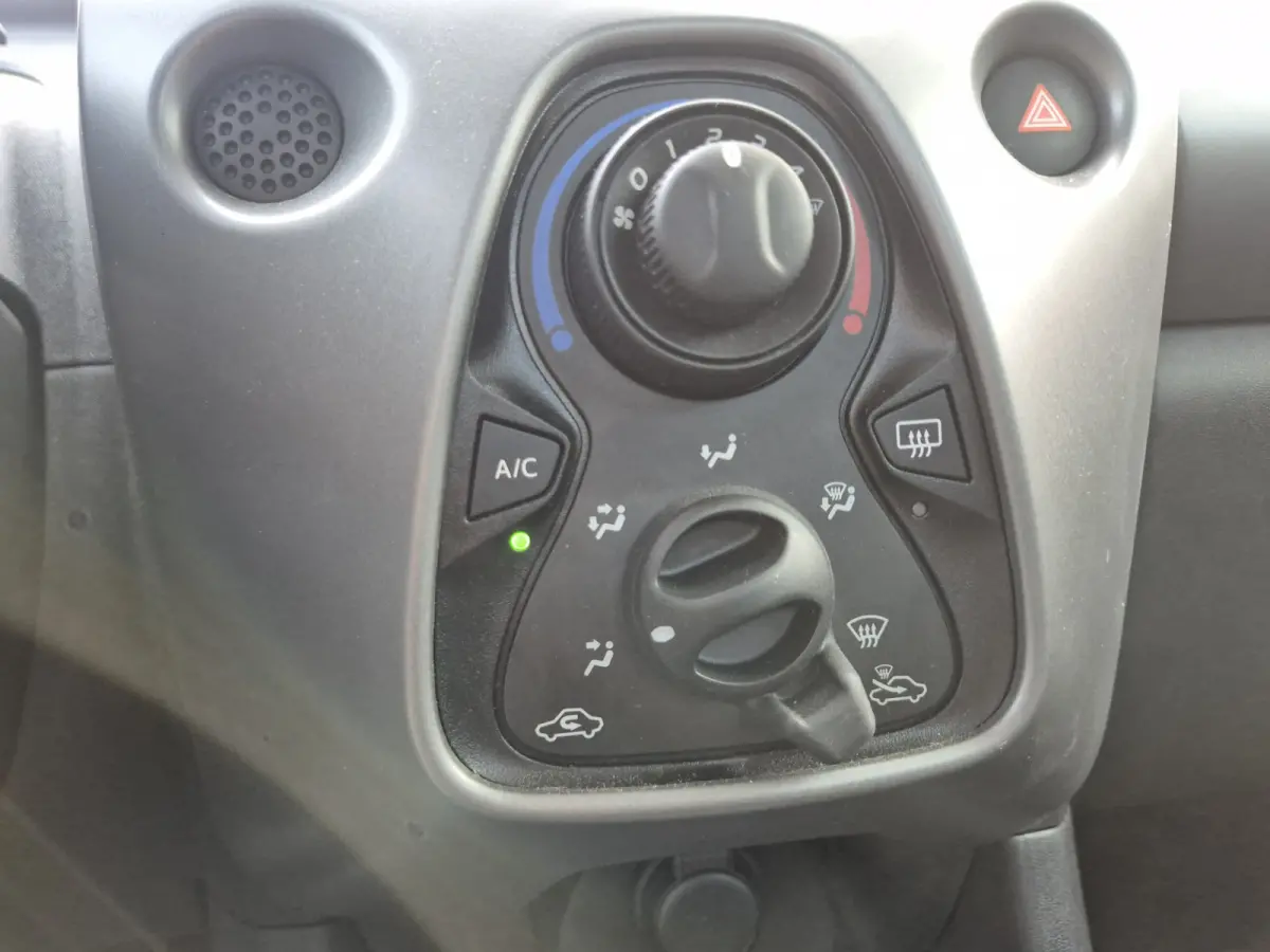 1.0 VVT-i x-play Achteruitrij camera.