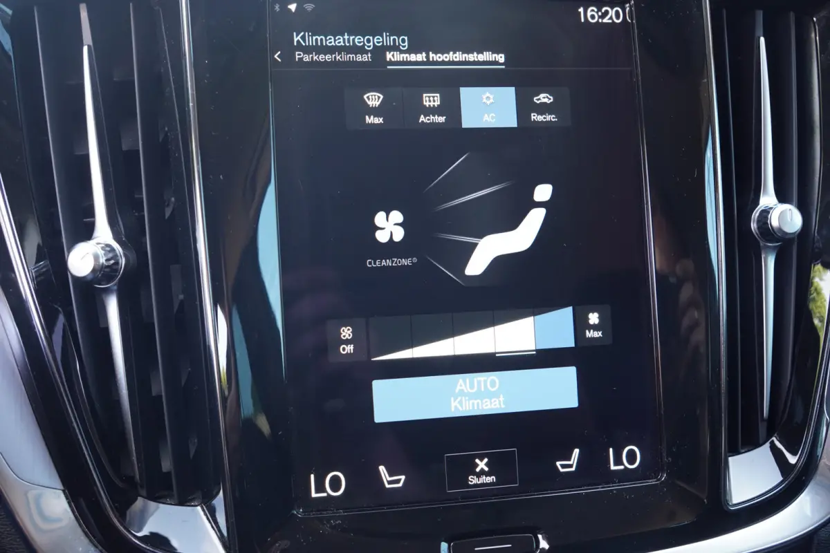 2.0 D4 Momentum Pro - CARPLAY - LEDER - H&K - ADAPT. CRUISE - BTW AUTO -