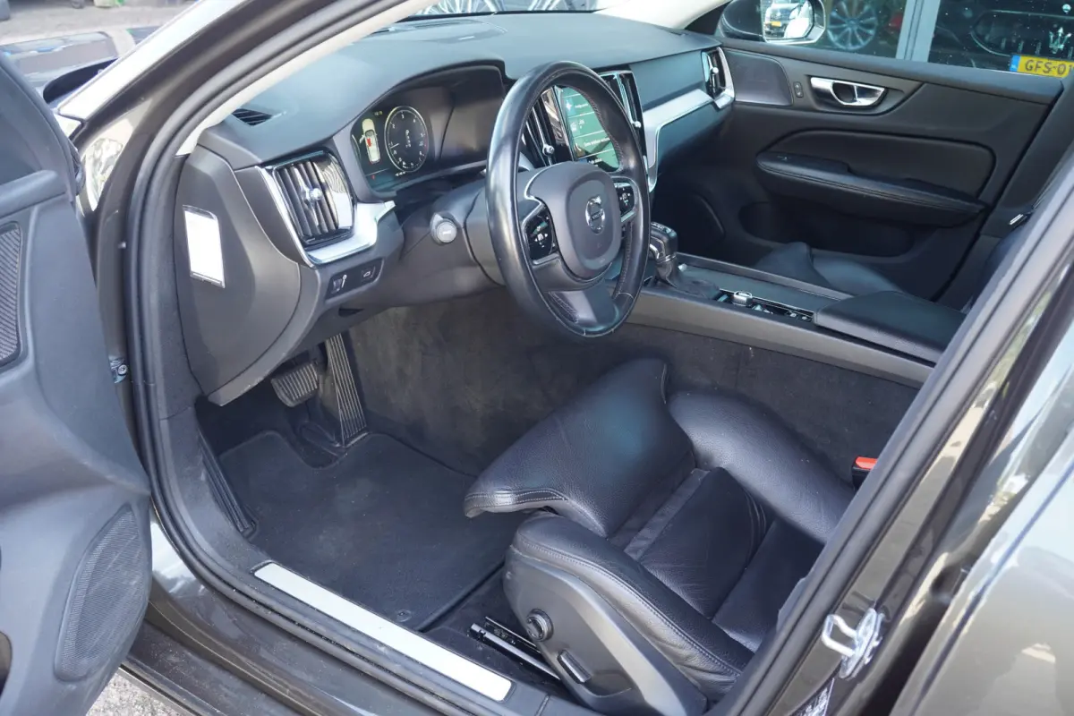 2.0 D4 Momentum Pro - CARPLAY - LEDER - H&K - ADAPT. CRUISE - BTW AUTO -