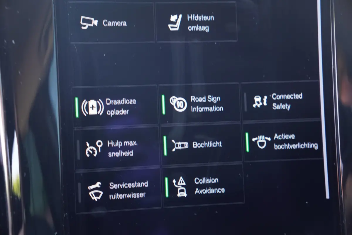 2.0 D4 Momentum Pro - CARPLAY - LEDER - H&K - ADAPT. CRUISE - BTW AUTO -