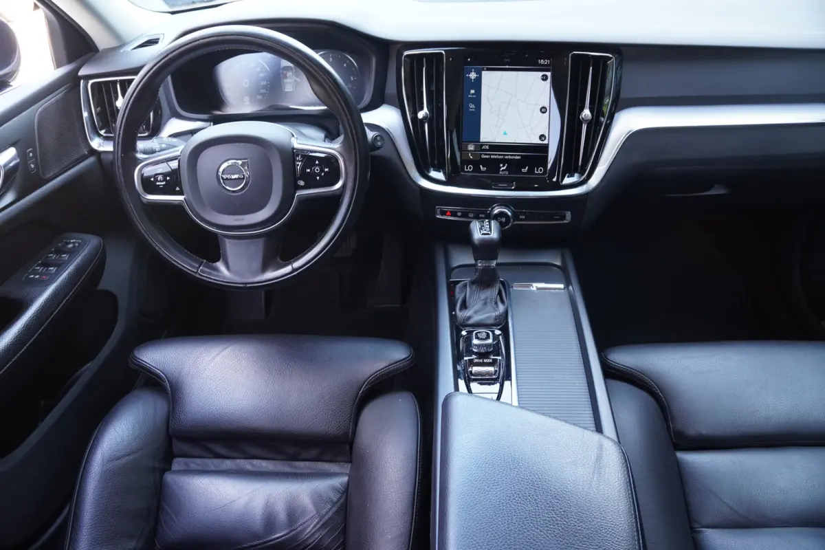 2.0 D4 Momentum Pro - CARPLAY - LEDER - H&K - ADAPT. CRUISE - BTW AUTO -