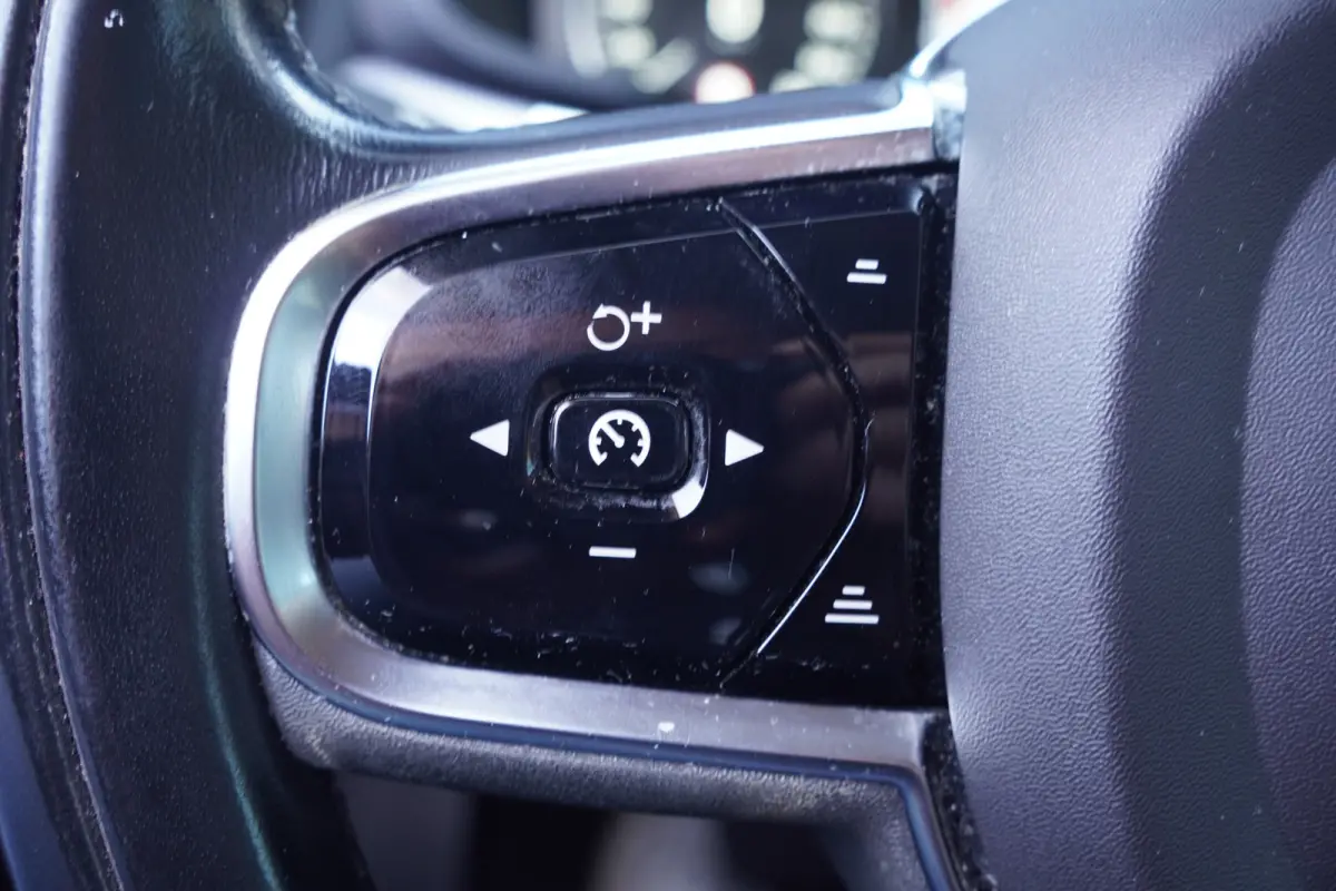 2.0 D4 Momentum Pro - CARPLAY - LEDER - H&K - ADAPT. CRUISE - BTW AUTO -