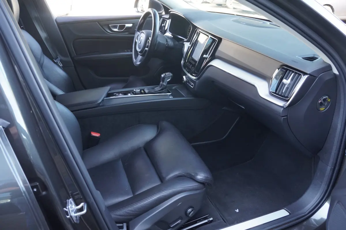 2.0 D4 Momentum Pro - CARPLAY - LEDER - H&K - ADAPT. CRUISE - BTW AUTO -