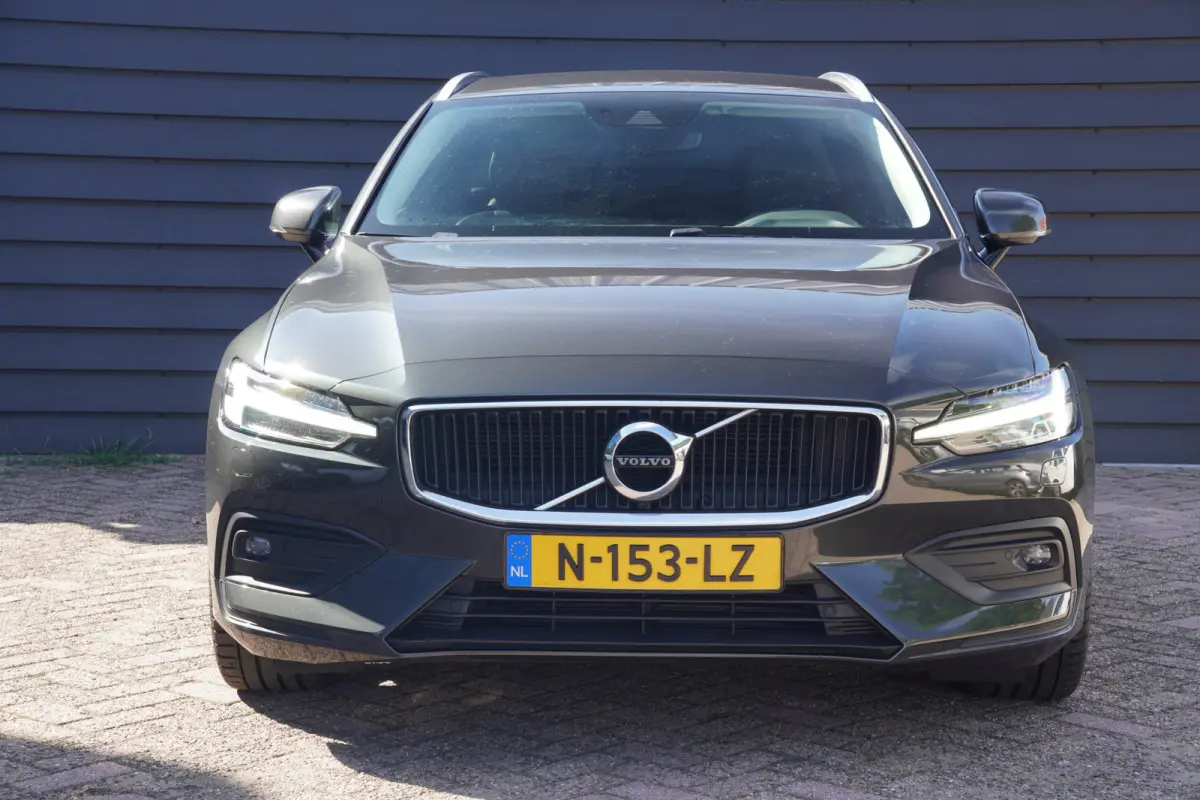 2.0 D4 Momentum Pro - CARPLAY - LEDER - H&K - ADAPT. CRUISE - BTW AUTO -