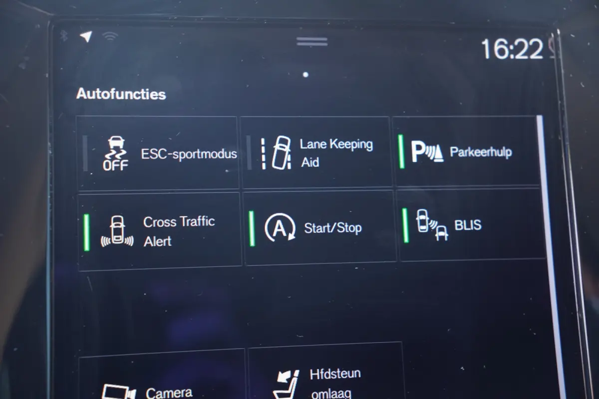 2.0 D4 Momentum Pro - CARPLAY - LEDER - H&K - ADAPT. CRUISE - BTW AUTO -