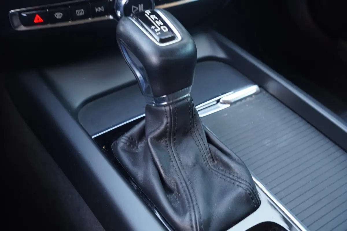 2.0 D4 Momentum Pro - CARPLAY - LEDER - H&K - ADAPT. CRUISE - BTW AUTO -